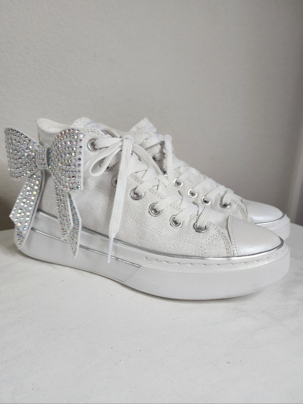 Women's Skechers Sneakers White With Rhinstone Embellished Bow Size 6.5 US